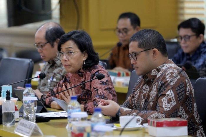 Menteri Keuangan Sri Mulyani mengikuti rapat kerja bersama Komite IV DPD di Kompleks Parlemen, Senayan, Jakarta, Selasa (13/6/2023).