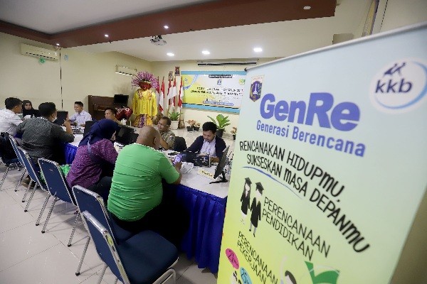Petugas membantu orang tua murid dan calon peserta didik baru melakukan pengecekan status pendaftaran Penerimaan Peserta Didik Baru (PPDB)