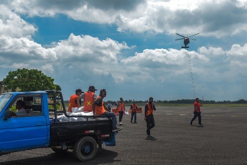 Pesawat TNI Angkatan Udara Cassa 212 A-2104 melakukan  Operasi Teknologi Mondifikasi Cuaca