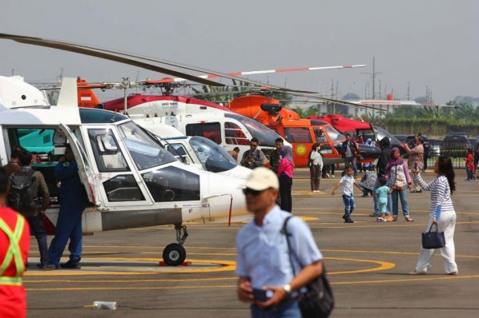 Pengunjung antusias melihat berbagai model helikopter yang dipamerkan di Heli Expo Asia 2023.