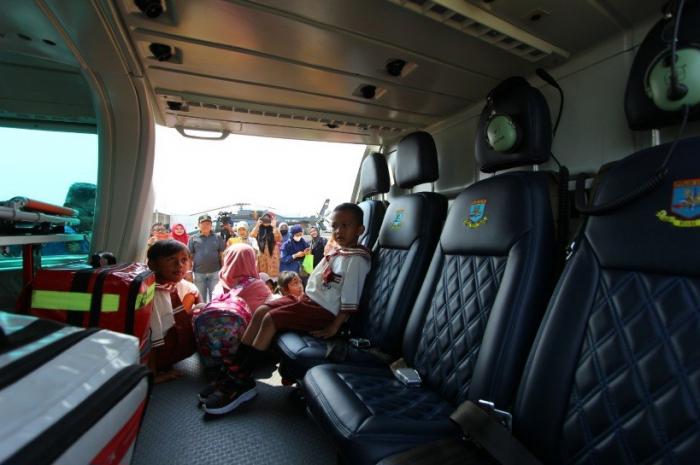 Pengunjung antusias melihat berbagai model helikopter yang dipamerkan di Heli Expo Asia 2023.
