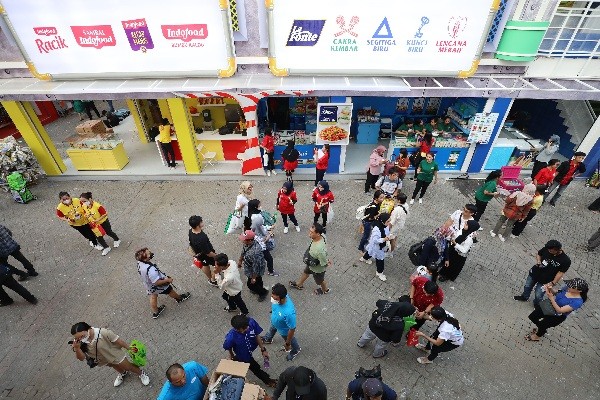 Suasana Jakarta Fair 2023 di JIExpo Kemayoran, Jakarta, tampak ramai pengunjung, Rabu (14/6/2022).
