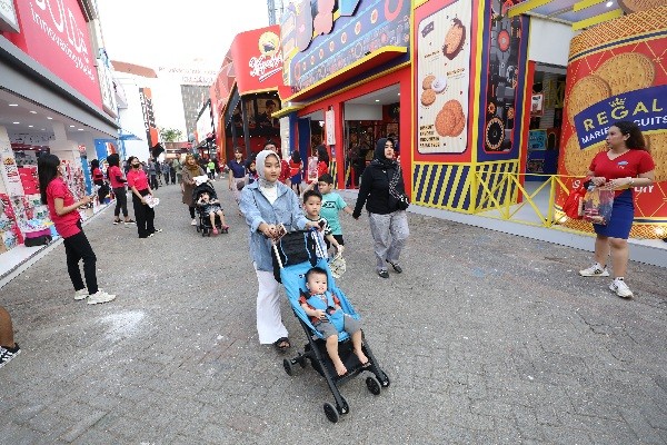 Suasana Jakarta Fair 2023 di JIExpo Kemayoran, Jakarta, tampak ramai pengunjung, Rabu (14/6/2022).