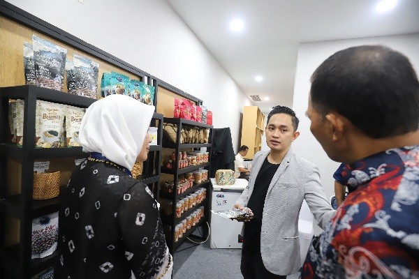 Co-Founder Sang Pisang Ansari Kadir saat mengunjungi salah satu stan saat pameran PaDi UMKM Expo 2023 di Gedung Sarinah, Jakarta Kamis (15/6/2023).