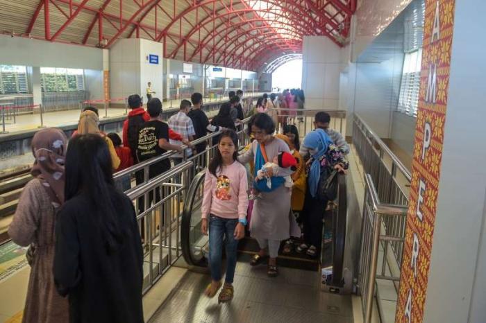 Warga antusias menikmati perjalanan menggunakan moda transportasi Light Rail Transit (LRT) yang digratiskan dalam rangka HUT ke 1340 Kota Palembang.