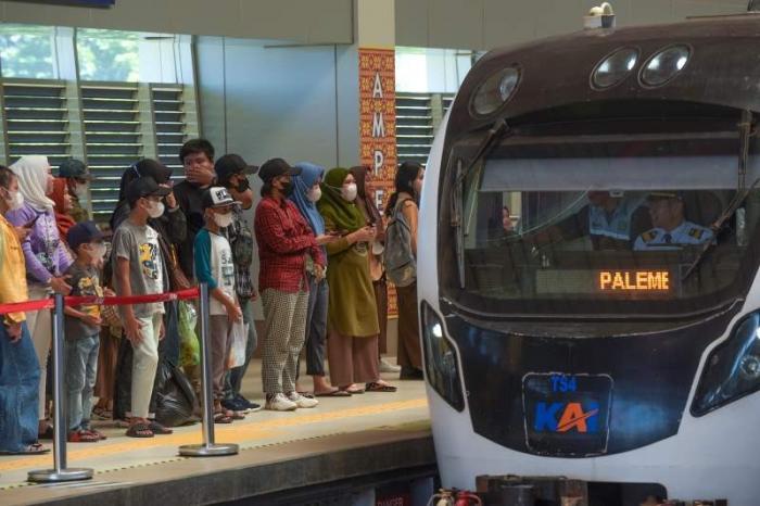 Warga antusias menikmati perjalanan menggunakan moda transportasi Light Rail Transit (LRT) yang digratiskan dalam rangka HUT ke 1340 Kota Palembang.
