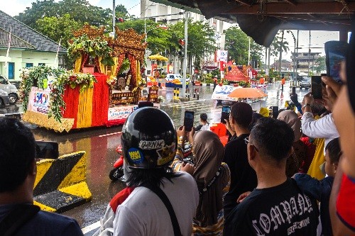 Warga Kota Palembang tetap antusias menyaksikan karnaval budaya dalam rangka HUT ke-1340 Kota Palembang