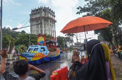 Warga Kota Palembang tetap antusias menyaksikan karnaval budaya dalam rangka HUT ke-1340 Kota Palembang