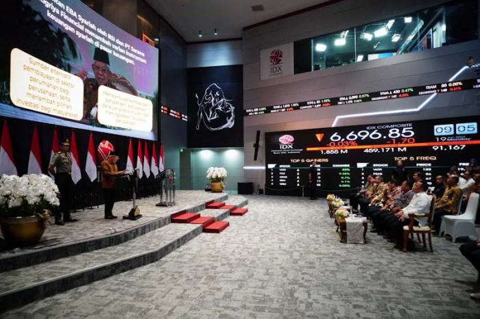 Wakil Presiden Republik Indonesia Maruf Amin menghadiri seremonial pencatatan EBAS-SP SMF-BRIS01 di Bursa Efek Indonesia, Jakarta, Senin (19/6/2023).