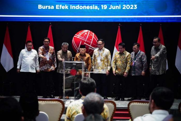 Wakil Presiden Republik Indonesia Maruf Amin menghadiri seremonial pencatatan EBAS-SP SMF-BRIS01 di Bursa Efek Indonesia, Jakarta, Senin (19/6/2023).