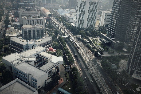 Rangkaian LRT melintas di tengah ibu kota Jakarta, Rabu (21/6/2023).