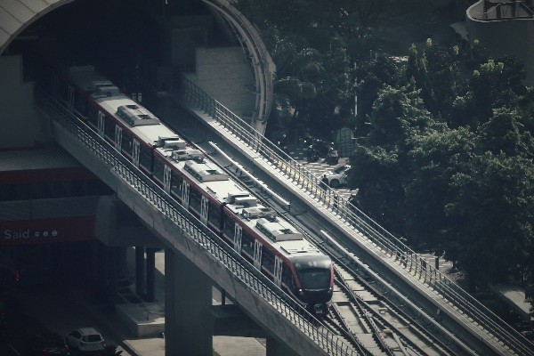 Rangkaian LRT melintas di tengah ibu kota Jakarta, Rabu (21/6/2023).