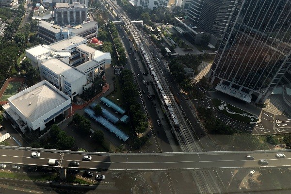 Rangkaian LRT melintas di tengah ibu kota Jakarta, Rabu (21/6/2023).