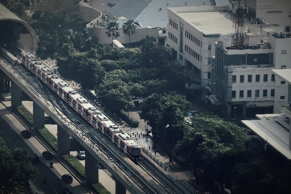 Rangkaian LRT melintas di tengah ibu kota Jakarta, Rabu (21/6/2023).