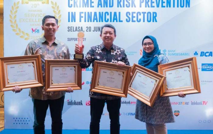 Direktur Teknologi dan Operasional Bank DKI Amirul Wicaksono (tengah) menerima penghargaan dari Majalah Infobank atas layanan prima yang diberikan.