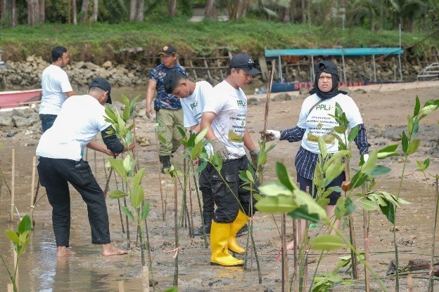 PT Prasadha Pamunah Limbah Industri (PPLi) menanam sebanyak 200 bibit mangrove di pesisir Kota Balikpapan.