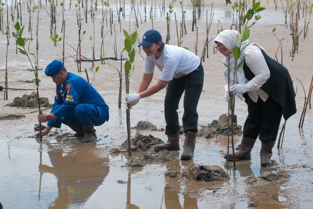 PT Prasadha Pamunah Limbah Industri (PPLi) menanam sebanyak 200 bibit mangrove di pesisir Kota Balikpapan.