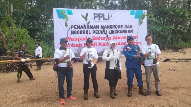 PT Prasadha Pamunah Limbah Industri (PPLi) menanam sebanyak 200 bibit mangrove di pesisir Kota Balikpapan.