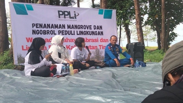 PT Prasadha Pamunah Limbah Industri (PPLi) menanam sebanyak 200 bibit mangrove di pesisir Kota Balikpapan.