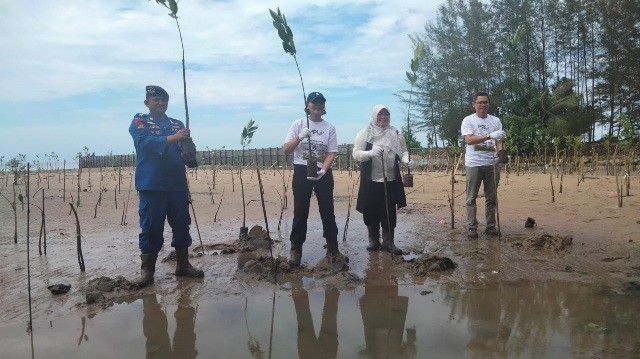 PT Prasadha Pamunah Limbah Industri (PPLi) menanam sebanyak 200 bibit mangrove di pesisir Kota Balikpapan.