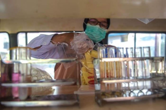 Petugas Badan Pengawas Obat dan Makanan (BPOM) Palembang melakukan pemeriksaan bahan pangan di Pasar KM 5 Palembang, Sumatera Selatan, Jumat (23/6/2023).