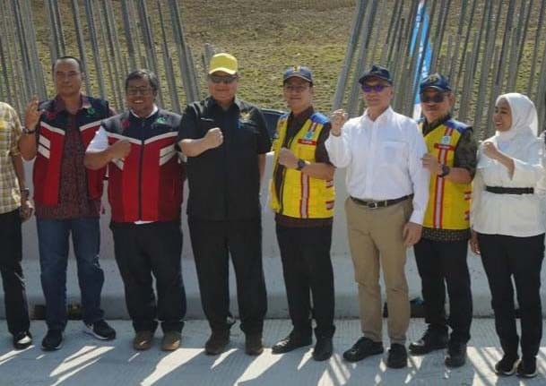 Menko Perekonomian Airlangga Hartarto meninjau progres pembangunan Jalan Tol Cileunyi–Sumedang–Dawuan (Cisumdawu) di Jawa Barat, Jumat (23/6/2023).