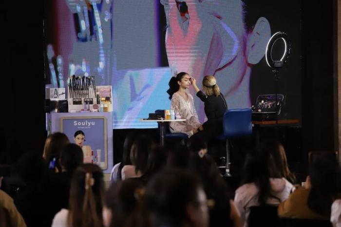 Make up artist Thailand, Ladcha melakukan demo makeup dengan brand makeup Soulyu dalam makeup class bertema Thai Wedding Look di MNC Kebon Jeruk, Jakarta.