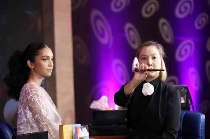 Make up artist Thailand, Ladcha melakukan demo makeup dengan brand makeup Soulyu dalam makeup class bertema Thai Wedding Look di MNC Kebon Jeruk, Jakarta.