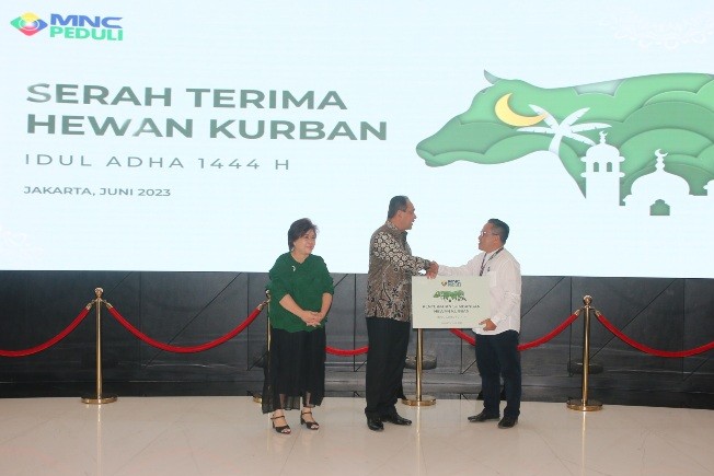 Ketua MNC Peduli Syafril Nasution menyerahkan hewan kurban secara simbolis  di Gedung Inews Tower, Jakarta, Selasa (27/6/2023).