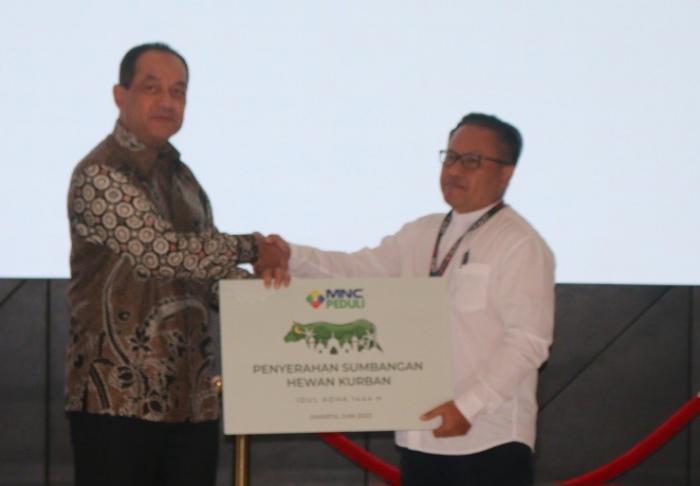 Ketua MNC Peduli Syafril Nasution menyerahkan hewan kurban secara simbolis  di Gedung Inews Tower, Jakarta, Selasa (27/6/2023).