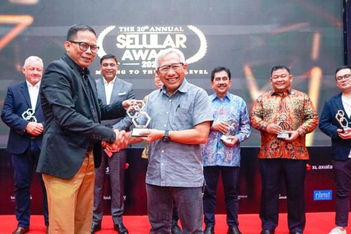 Director dan Chief Business Officer Telkomsel Muhammad Buldansyah menerima Award Operator of the Year.