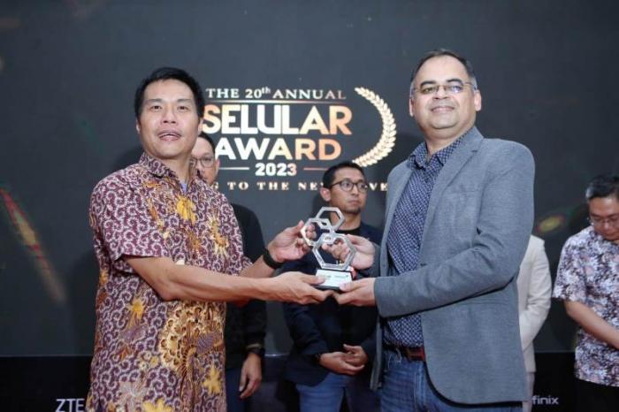 Head of Indosat FTTH Chaitanya Priya saat menerima Award Best Fiber To The Home Performace di ajang Selular Award 2023.