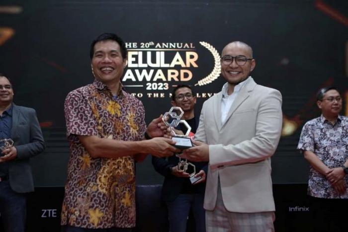 SVP Head of Corporate Communications Indosat Steve Saerang menerima Award Best Gaming Operator di ajang Selular Award 2023.