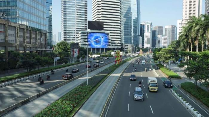 Sejumlah kendaraan melintas di Jalan Jenderal Sudirman, Jakarta, Rabu (28/6/2023).