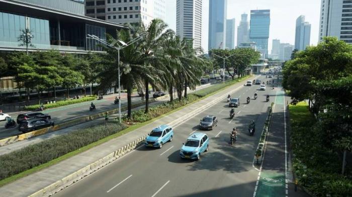 Sejumlah kendaraan melintas di Jalan Jenderal Sudirman, Jakarta, Rabu (28/6/2023).