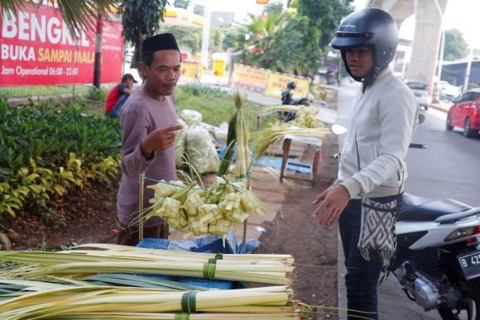 Pedagang membuat kulit ketupat untuk dijual di kawasan Jakarta Selatan, Rabu (28/6/2023).