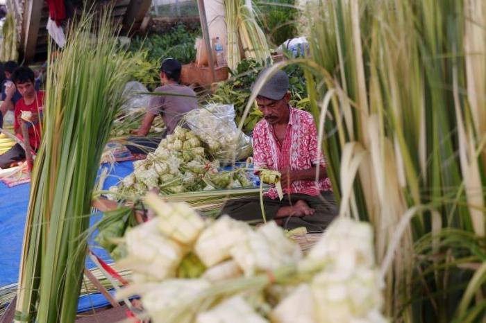 Pedagang membuat kulit ketupat untuk dijual di kawasan Jakarta Selatan, Rabu (28/6/2023).