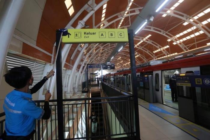 Petugas melakukan persiapan pada sarana peron dan gerbong kereta LRT Jabodebek di Stasiun LRT Dukuh Atas, Jakarta, Rabu (28/6/2023).