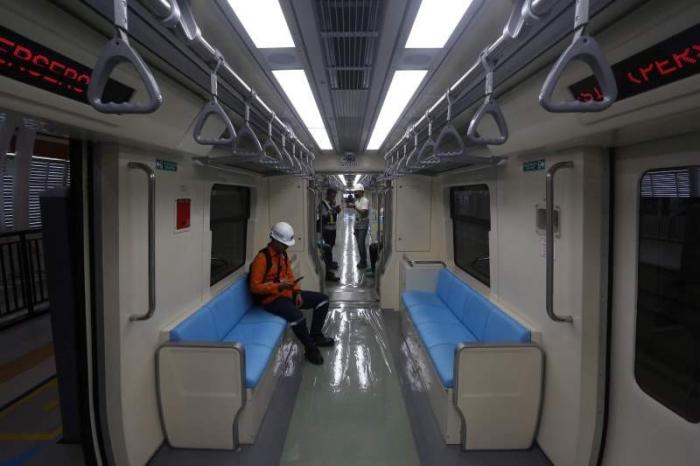 Petugas melakukan persiapan pada sarana peron dan gerbong kereta LRT Jabodebek di Stasiun LRT Dukuh Atas, Jakarta, Rabu (28/6/2023).