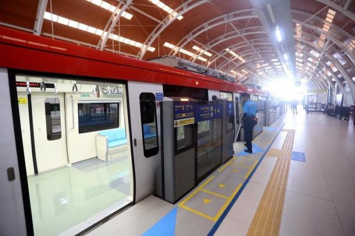 Petugas melakukan persiapan pada sarana peron dan gerbong kereta LRT Jabodebek di Stasiun LRT Dukuh Atas, Jakarta, Rabu (28/6/2023).