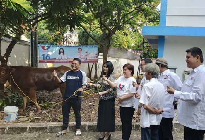 Ketum Kartini Perindo Liliana Tanoesoedibjo menyerahkan seekor sapi kurban seberat 600 kilogram di Kelurahan Rawa Barat, Jakarta Selatan, Rabu (28/6/2023).