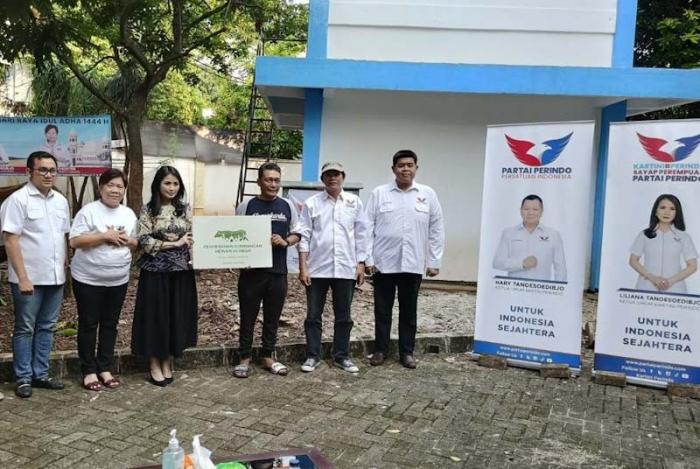 Ketum Kartini Perindo Liliana Tanoesoedibjo menyerahkan seekor sapi kurban seberat 600 kilogram di Kelurahan Rawa Barat, Jakarta Selatan, Rabu (28/6/2023).