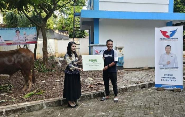 Ketum Kartini Perindo Liliana Tanoesoedibjo menyerahkan seekor sapi kurban seberat 600 kilogram di Kelurahan Rawa Barat, Jakarta Selatan, Rabu (28/6/2023).