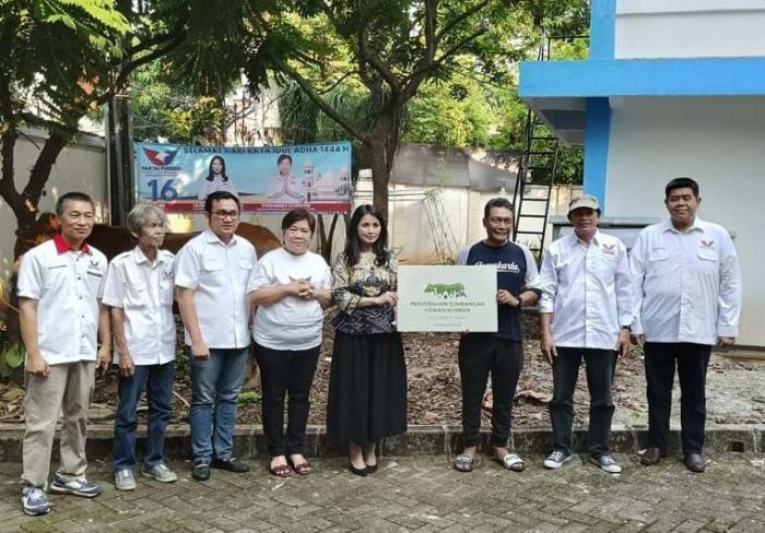 Ketum Kartini Perindo Liliana Tanoesoedibjo menyerahkan seekor sapi kurban seberat 600 kilogram di Kelurahan Rawa Barat, Jakarta Selatan, Rabu (28/6/2023).