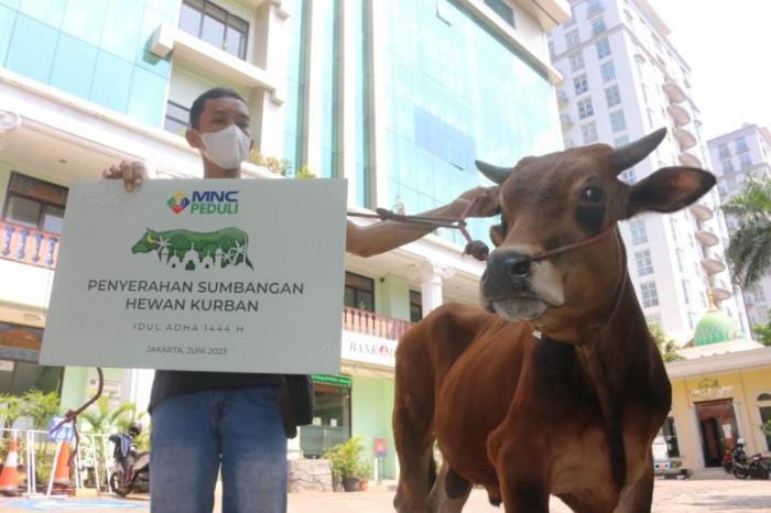 Perwakilan dari MNC Peduli menyerahkan hewan kurban kepada Camat Menteng Suprayogie, di Kantor Kecamatan Menteng, Jakarta Pusat, Rabu (28/6/2023).