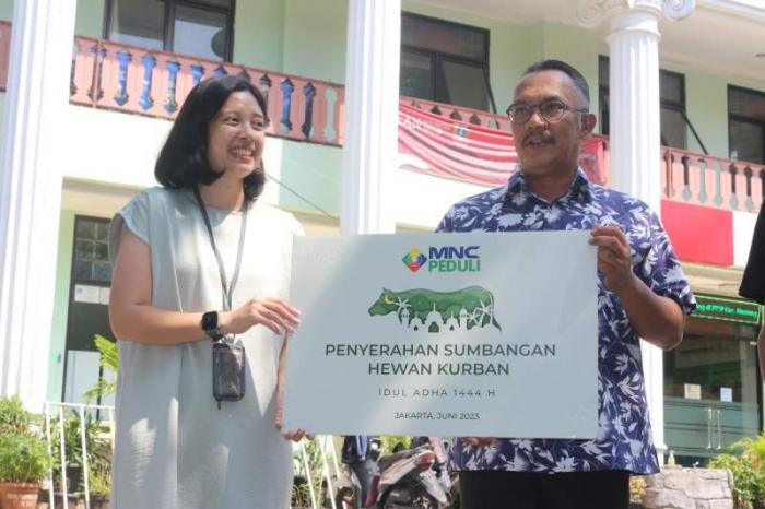 Perwakilan dari MNC Peduli menyerahkan hewan kurban kepada Camat Menteng Suprayogie, di Kantor Kecamatan Menteng, Jakarta Pusat, Rabu (28/6/2023).