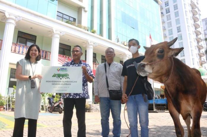 Perwakilan dari MNC Peduli menyerahkan hewan kurban kepada Camat Menteng Suprayogie, di Kantor Kecamatan Menteng, Jakarta Pusat, Rabu (28/6/2023).