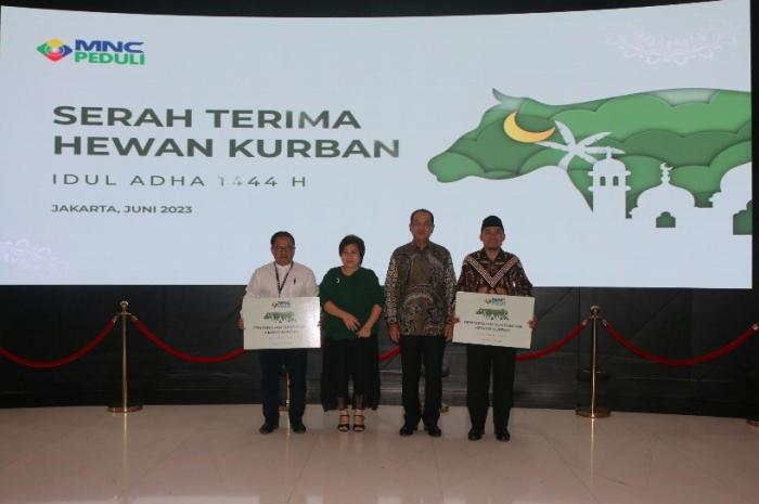 Ketua MNC Peduli Syafril Nasution menyerahkan hewan kurban secara simbolis  di Gedung Inews Tower, Jakarta, Selasa (27/6/2023).
