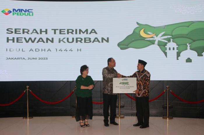 Ketua MNC Peduli Syafril Nasution menyerahkan hewan kurban secara simbolis  di Gedung Inews Tower, Jakarta, Selasa (27/6/2023).