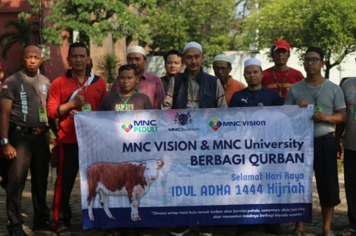 Panitia melakukan pemotongan hewan kurban berupa sapi di lapangan parkir MNC Vision Network, Jalan Panjang, Jakarta,  Kamis (29/6/2023).